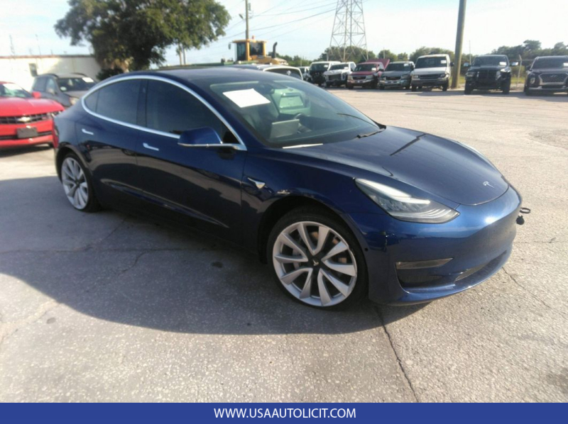 Fekete Tesla Model 3 az aukción