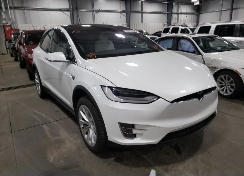Fehér Tesla Model X az aukción
